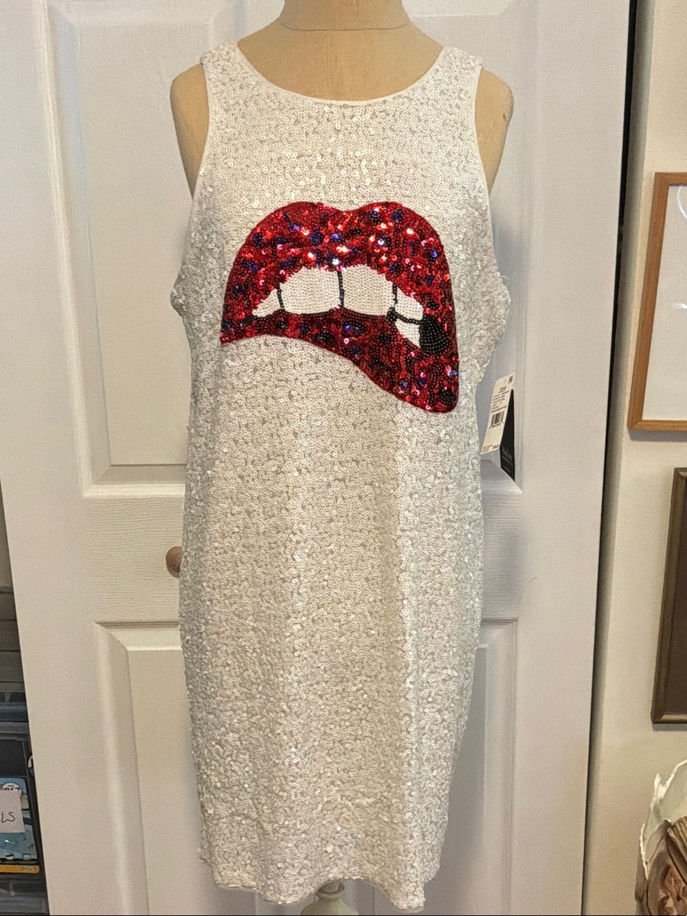 Aidan by Aidan Mattox White Sequin Tank Top with Red Lip Motif